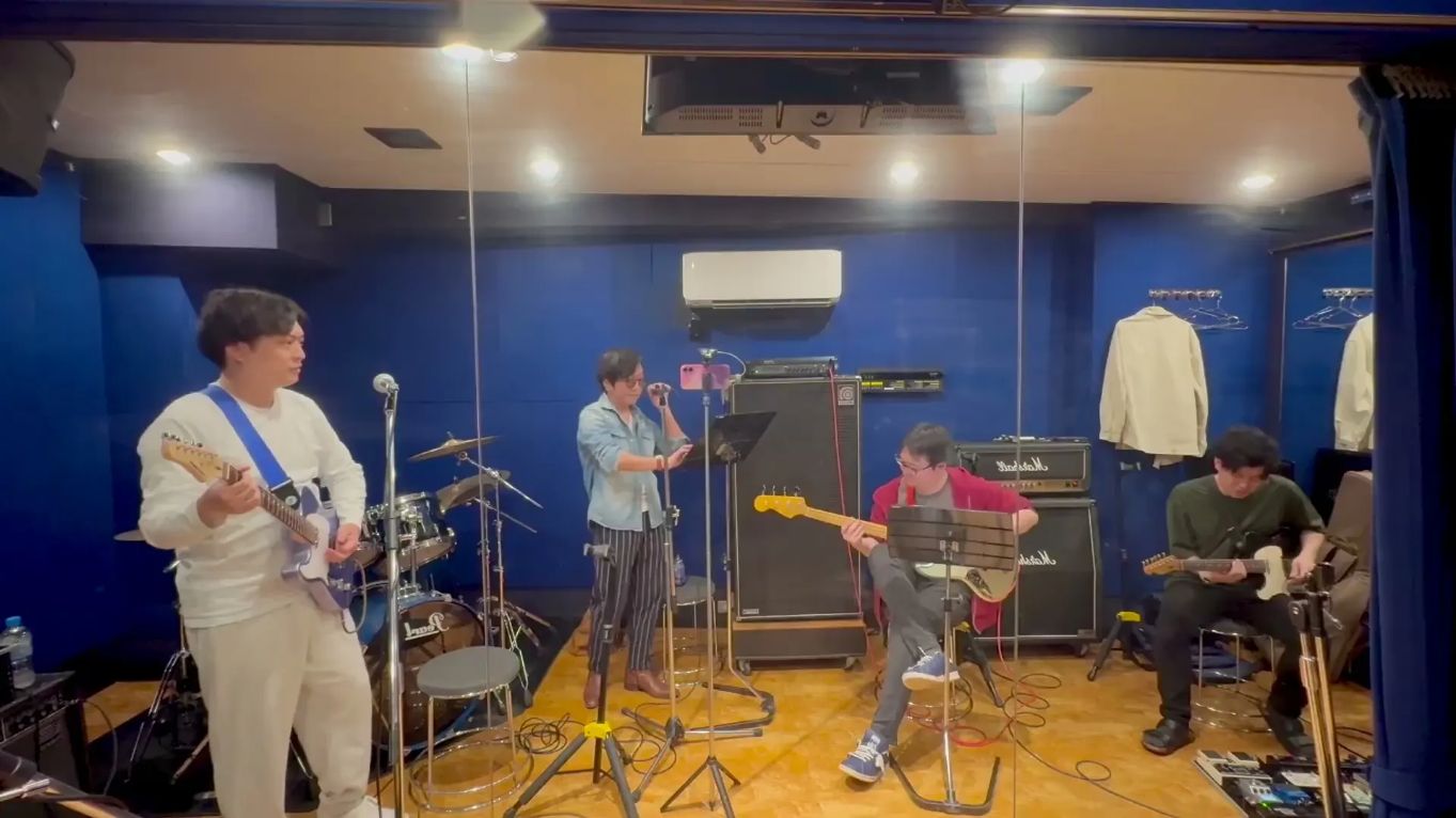 青いスタジオで音を合わせるBlue Sheepのメンバー